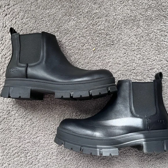 UGG | Shoes | Ugg Ashton Chelsea Boot Size 1 | Poshmark display picture 3